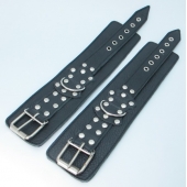 Чёрные кожаные оковы с клепками - БДСМ Арсенал - купить с доставкой в Майкопе