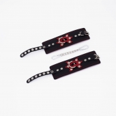 Черные кожаные наручники с красным декором и строчкой - Crazy Handmade - купить с доставкой в Майкопе
