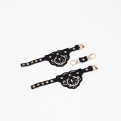 Черные кожаные наручники с клепками, кольцами и золотистой фурнитурой - Crazy Handmade - купить с доставкой в Майкопе