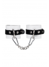 Бело-черные кожаные наручники с одним ремешком с люверсами - Pecado - купить с доставкой в Майкопе